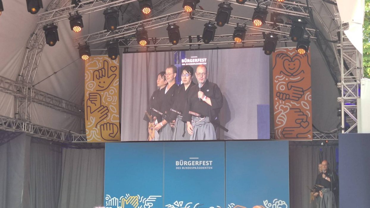 Meirin Mugai Ryu Iaido: Schwertkunst-Vorführung beim Gartenfest des Bundespräsidenten in der Villa Hammerschmidt 4 Iaido Mugai Ryu 5108