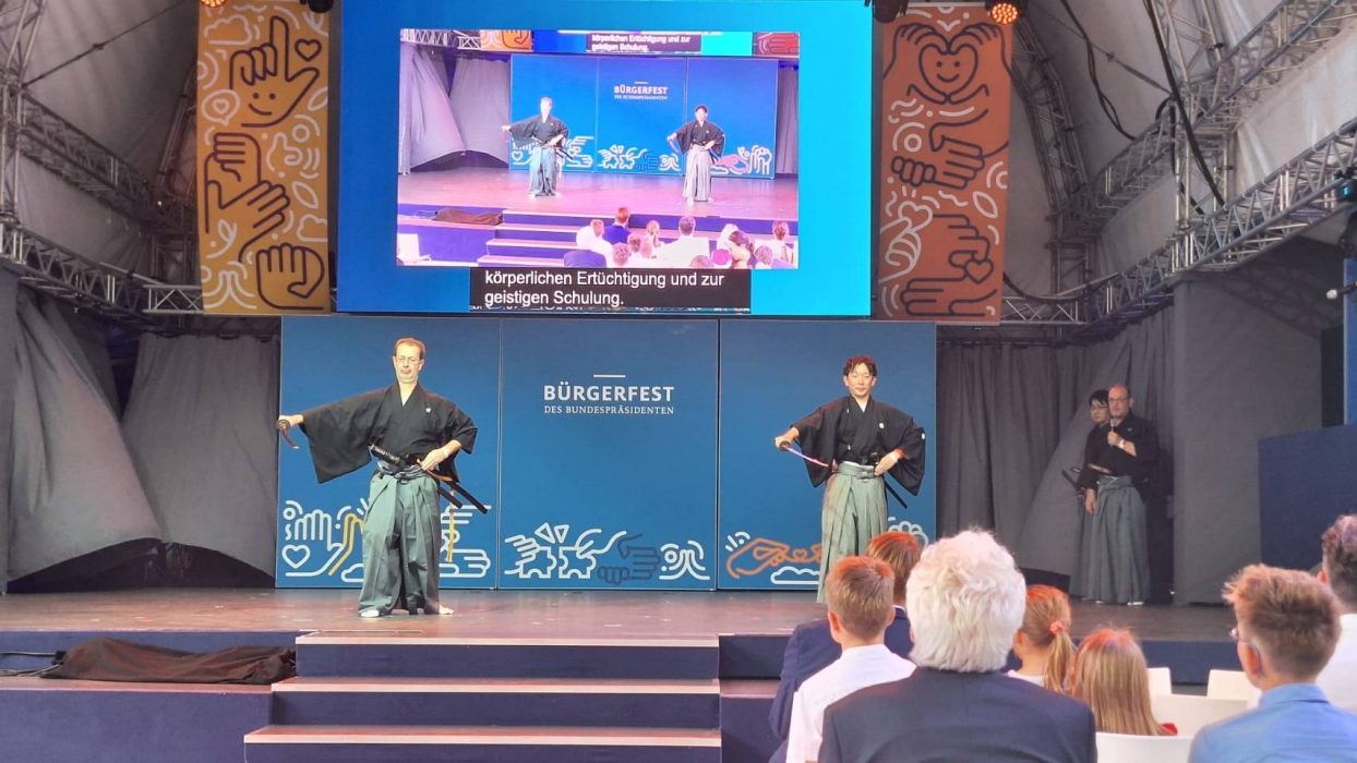 Meirin Mugai Ryu Iaido: Schwertkunst-Vorführung beim Gartenfest des Bundespräsidenten in der Villa Hammerschmidt 6 Iaido Mugai Ryu 5111