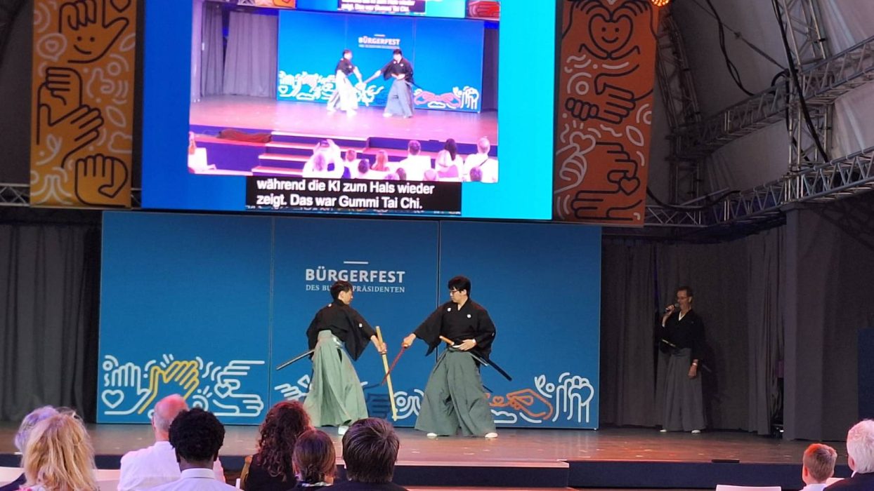Meirin Mugai Ryu Iaido: Schwertkunst-Vorführung beim Gartenfest des Bundespräsidenten in der Villa Hammerschmidt 8 Iaido Mugai Ryu 5115
