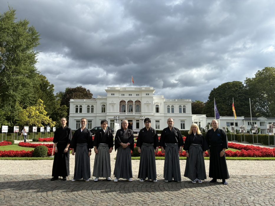 Meirin Mugai Ryu Iaido: Schwertkunst-Vorführung beim Gartenfest des Bundespräsidenten in der Villa Hammerschmidt 2 Meirin Mugai Ryu Iaido Vorführung Villa Hammerschmidt Bonn